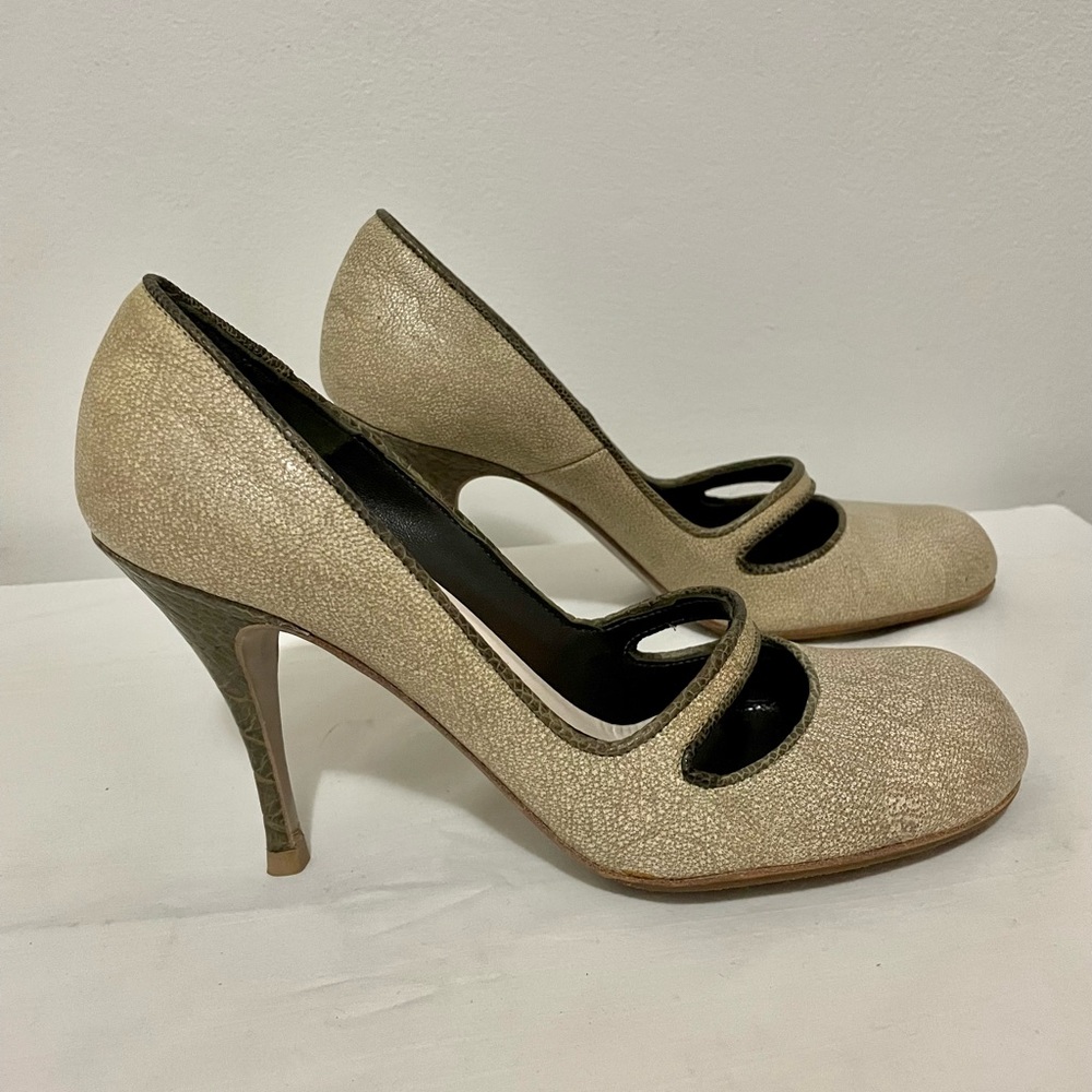 Alexander McQueen natural pump.